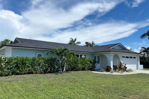 House in Saint Petersburg, Florida 4 bedrooms, 179.3 sq.m. № 2376631