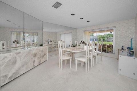 House in Tampa, Florida 4 bedrooms, 243.13 sq.m. № 1902295 - photo 9