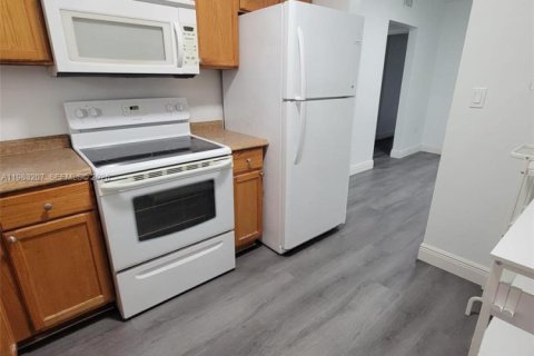 Снять в аренду кондоминиум в Майами, Флорида 2 спальни, 69.68м2, № 2047720 - фото 9