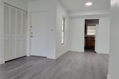 Снять в аренду кондоминиум в Майами, Флорида 2 спальни, 69.68м2, № 2047720 - фото 4