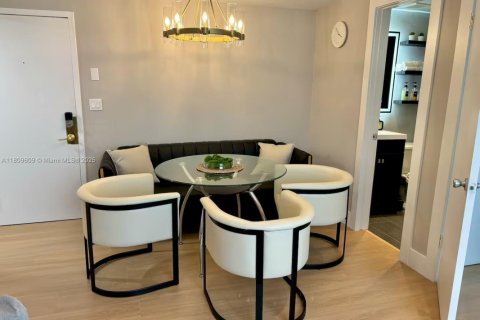 Condo in Miami Beach, Florida, 2 bedrooms  № 1865554 - photo 1