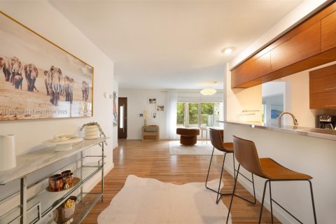 Casa en alquiler en Miami, Florida, 3 dormitorios, 163.51 m2 № 1941978 - foto 11