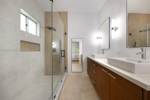 Casa en alquiler en Miami, Florida, 3 dormitorios, 163.51 m2 № 1941978 - foto 23