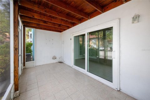 Townhouse in Saint Petersburg, Florida 2 bedrooms, 118.91 sq.m. № 2393424 - photo 16