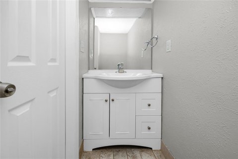 Townhouse in Saint Petersburg, Florida 2 bedrooms, 118.91 sq.m. № 2393424 - photo 17