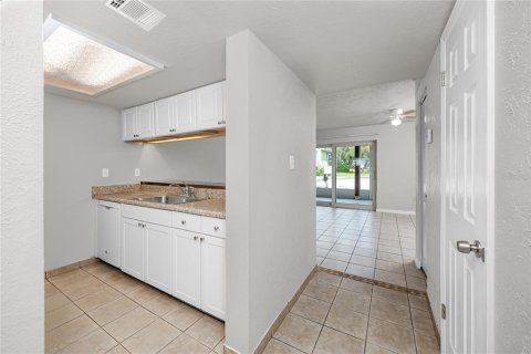 Townhouse in Saint Petersburg, Florida 2 bedrooms, 118.91 sq.m. № 2393424 - photo 8