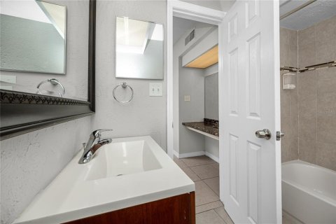 Townhouse in Saint Petersburg, Florida 2 bedrooms, 118.91 sq.m. № 2393424 - photo 23
