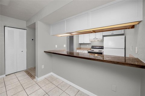 Townhouse in Saint Petersburg, Florida 2 bedrooms, 118.91 sq.m. № 2393424 - photo 13
