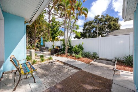Townhouse in Saint Petersburg, Florida 2 bedrooms, 118.91 sq.m. № 2393424 - photo 2
