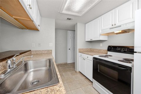 Townhouse in Saint Petersburg, Florida 2 bedrooms, 118.91 sq.m. № 2393424 - photo 11