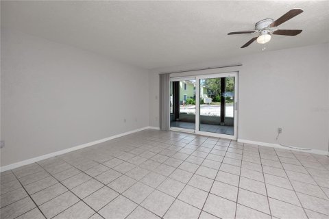 Townhouse in Saint Petersburg, Florida 2 bedrooms, 118.91 sq.m. № 2393424 - photo 14