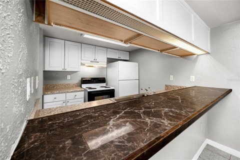 Townhouse in Saint Petersburg, Florida 2 bedrooms, 118.91 sq.m. № 2393424 - photo 12