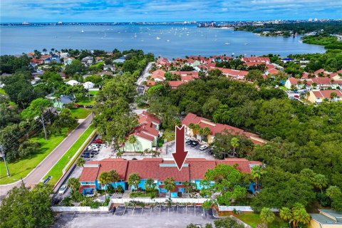 Townhouse in Saint Petersburg, Florida 2 bedrooms, 118.91 sq.m. № 2393424 - photo 3