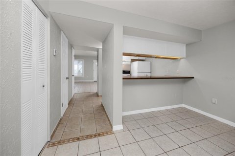 Townhouse in Saint Petersburg, Florida 2 bedrooms, 118.91 sq.m. № 2393424 - photo 7