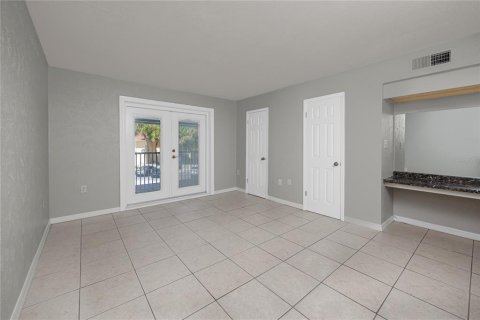 Townhouse in Saint Petersburg, Florida 2 bedrooms, 118.91 sq.m. № 2393424 - photo 19