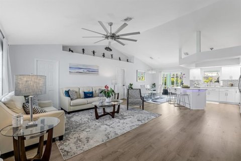 Casa en venta en Cape Coral, Florida, 4 dormitorios, 159.05 m2 № 2287685 - foto 4