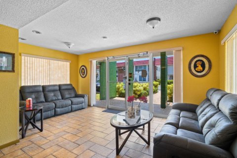 Condo in Lauderhill, Florida, 2 bedrooms № 2191577 - photo 10