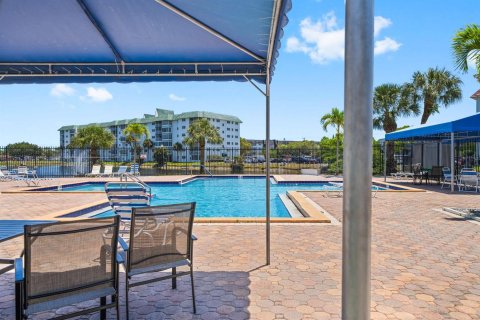 Condo in Lauderhill, Florida, 2 bedrooms № 2191577 - photo 11