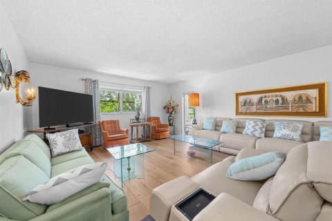 Condo in Lauderhill, Florida, 2 bedrooms № 2191577 - photo 2