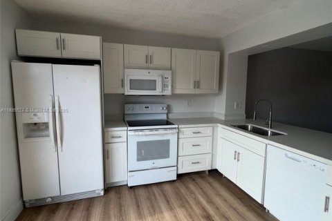 Copropriété à louer à Hialeah, Floride: 2 chambres, 98.1 m2 № 1933224 - photo 1