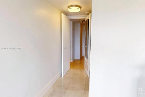 Condo in Hallandale Beach, Florida, 2 bedrooms  № 1971784 - photo 17