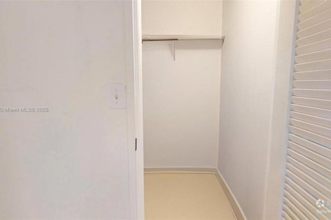 Condo in Hallandale Beach, Florida, 2 bedrooms  № 1971784 - photo 20