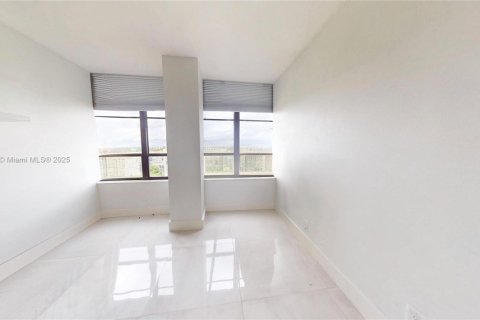 Condo in Hallandale Beach, Florida, 2 bedrooms  № 1971784 - photo 18
