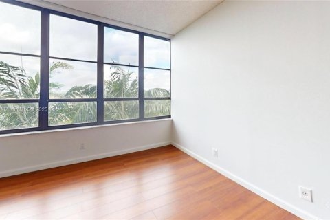 Condo in Hallandale Beach, Florida, 2 bedrooms  № 1971784 - photo 12