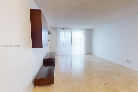 Condo in Hallandale Beach, Florida, 2 bedrooms  № 1971784 - photo 4