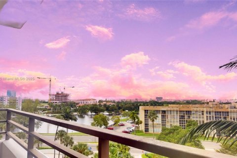 Condo in Hallandale Beach, Florida, 2 bedrooms  № 1971784 - photo 2