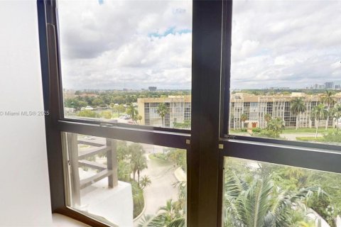 Condo in Hallandale Beach, Florida, 2 bedrooms  № 1971784 - photo 19