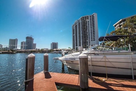 Condo in Hallandale Beach, Florida, 2 bedrooms  № 1971784 - photo 27