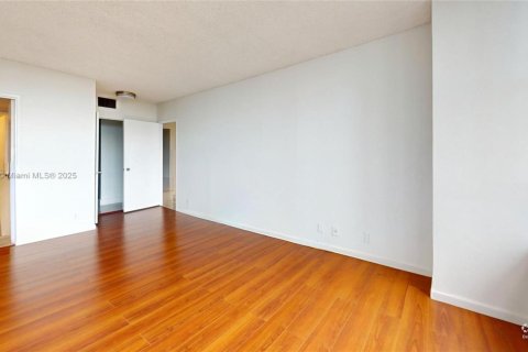 Condo in Hallandale Beach, Florida, 2 bedrooms  № 1971784 - photo 14