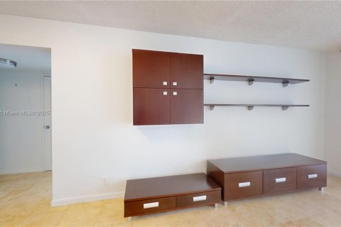 Condo in Hallandale Beach, Florida, 2 bedrooms  № 1971784 - photo 6