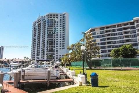 Condo in Hallandale Beach, Florida, 2 bedrooms  № 1971784 - photo 30