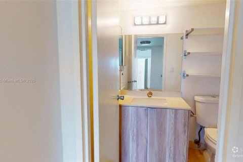 Condo in Hallandale Beach, Florida, 2 bedrooms  № 1971784 - photo 21