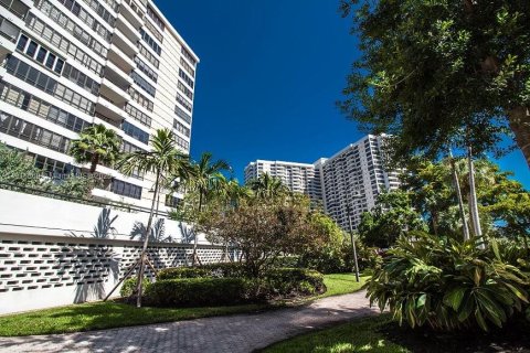 Condo in Hallandale Beach, Florida, 2 bedrooms  № 1971784 - photo 24