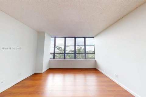 Condo in Hallandale Beach, Florida, 2 bedrooms  № 1971784 - photo 11