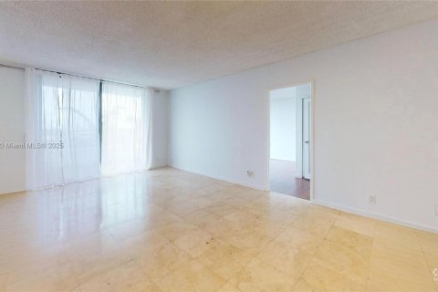 Condo in Hallandale Beach, Florida, 2 bedrooms  № 1971784 - photo 7