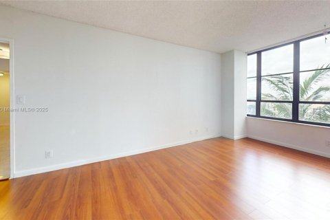 Condo in Hallandale Beach, Florida, 2 bedrooms  № 1971784 - photo 13