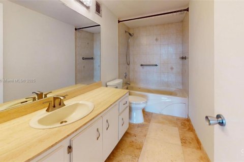 Condo in Hallandale Beach, Florida, 2 bedrooms  № 1971784 - photo 16