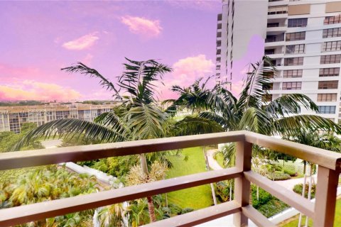 Condo in Hallandale Beach, Florida, 2 bedrooms  № 1971784 - photo 1