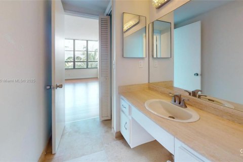 Condo in Hallandale Beach, Florida, 2 bedrooms  № 1971784 - photo 15