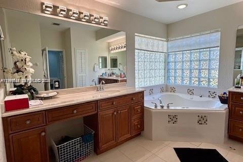 House in Coral Springs, Florida 4 bedrooms, 212.1 sq.m. № 2059319 - photo 12