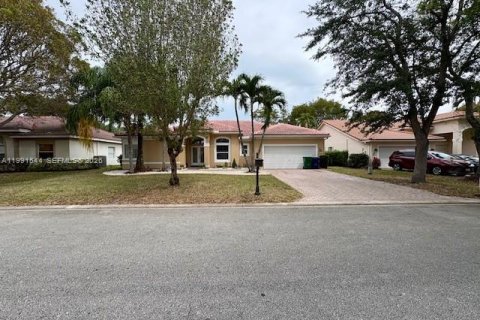 House in Coral Springs, Florida 4 bedrooms, 212.1 sq.m. № 2059319 - photo 1