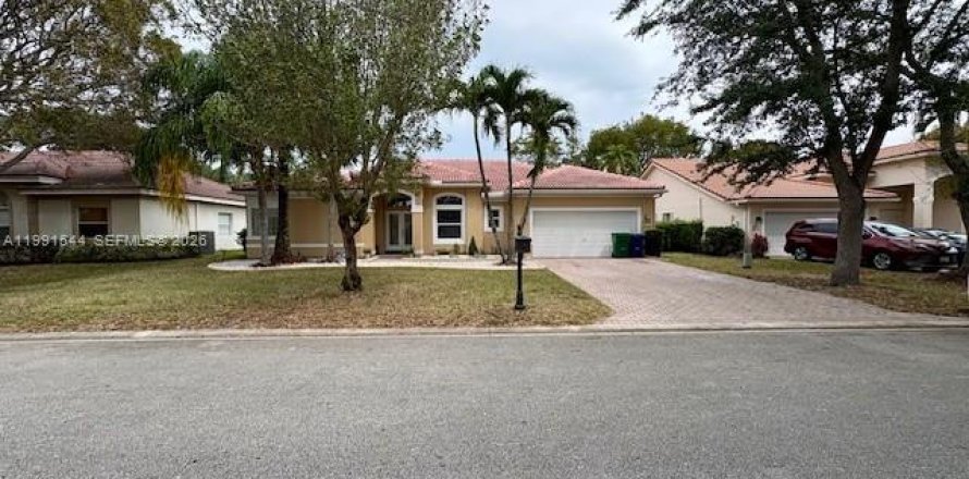 House in Coral Springs, Florida 4 bedrooms, 212.1 sq.m. № 2059319