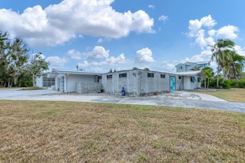 House in Placida, Florida 4 bedrooms, 210.14 sq.m. № 2115230 - photo 10
