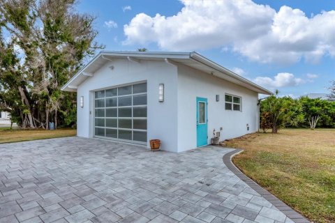House in Placida, Florida 4 bedrooms, 210.14 sq.m. № 2115230 - photo 5
