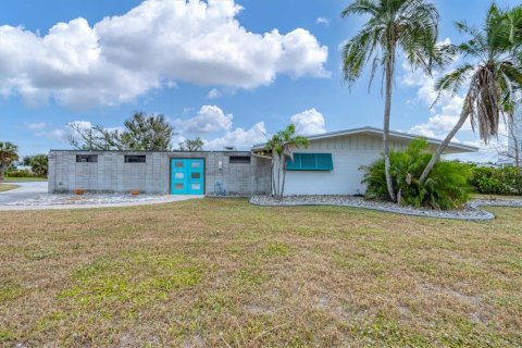 House in Placida, Florida 4 bedrooms, 210.14 sq.m. № 2115230 - photo 11