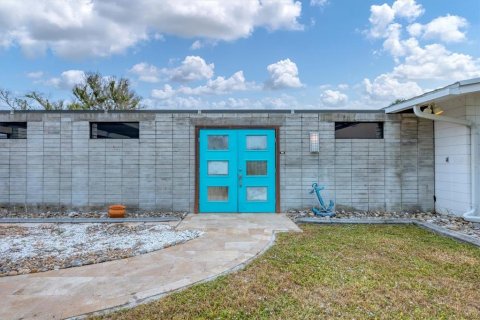 House in Placida, Florida 4 bedrooms, 210.14 sq.m. № 2115230 - photo 9
